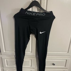 Very clean smell good workout tights! Classic Nike